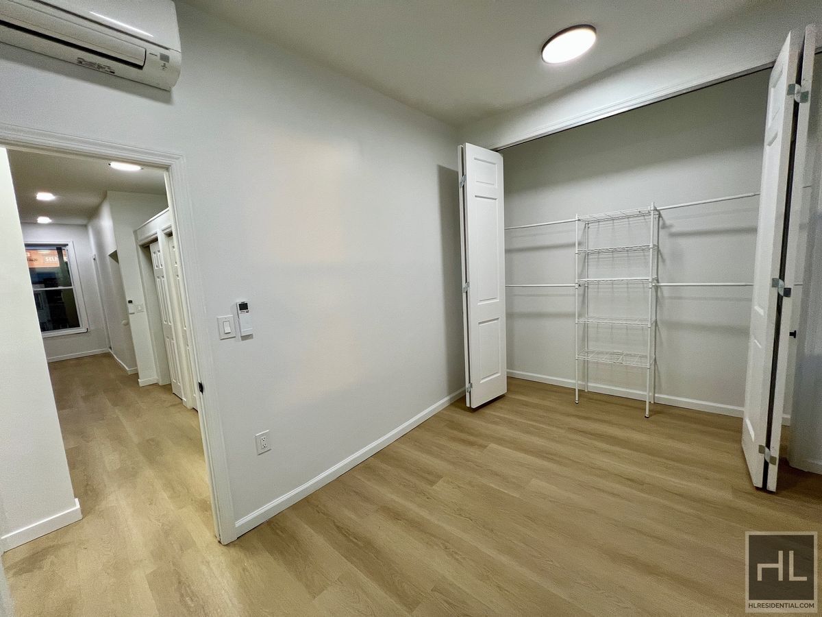 Building Photo - Top Floor 2BR 1BA Lofty Space w/ Laundry In Greenwood/South Slope