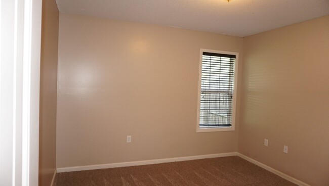 Building Photo - Beautiful 3/2 located in Crestwood