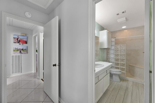 Building Photo - 35 Lakeview Village
