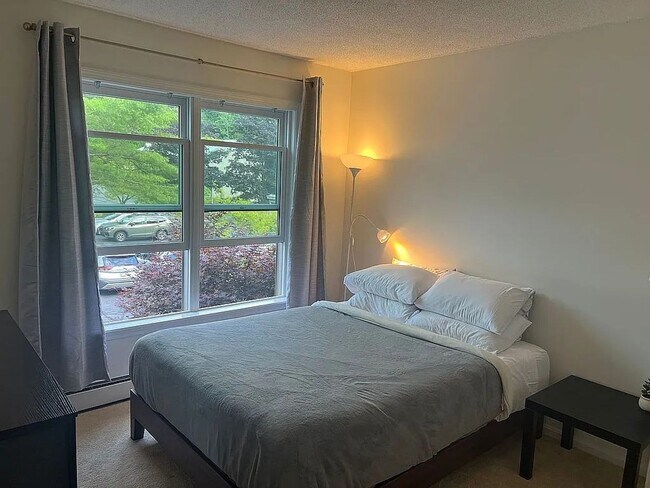 Building Photo - Spacious 3-Bedroom Condo in Lebanon, NH