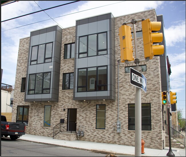 Building Photo - 821 Diamond St