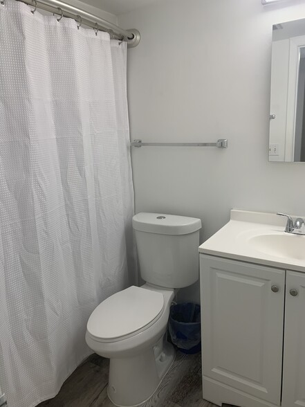 Upstairs bath - 5500 Ocean Shore Blvd