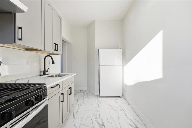 Building Photo - 117 Corbin Ave