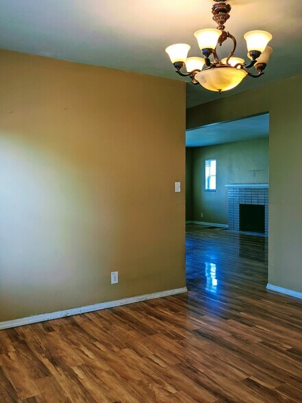 Building Photo - 543 Woodbury Ave