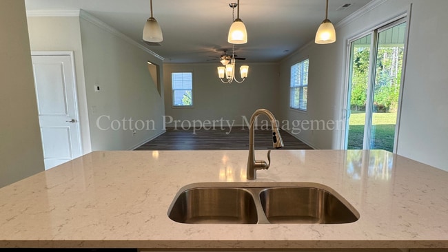 Building Photo - 473 Esthwaite Dr SE