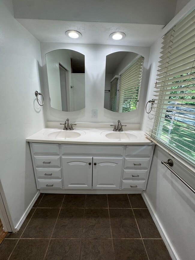 Building Photo - 3 BED, 2 BATH, 2 Parking with AC- Kalani I...