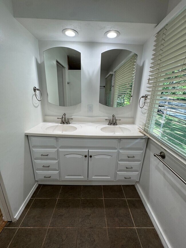 Building Photo - 3 BED, 2 BATH, 2 Parking with AC- Kalani Iki Estates