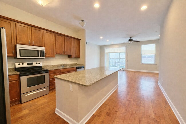 Building Photo - Peregrine Square