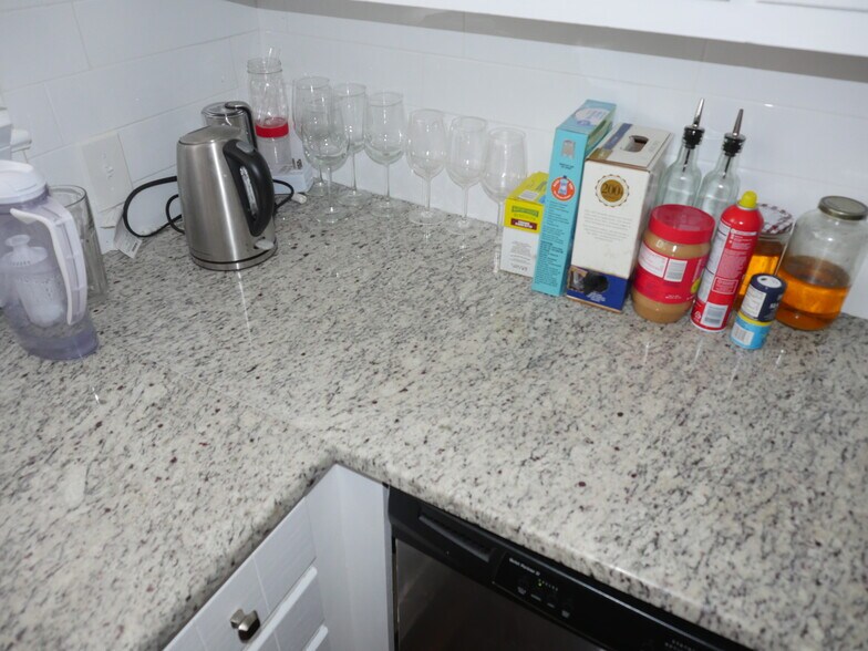 Kitchen - 1065 Atlantic Dr NW