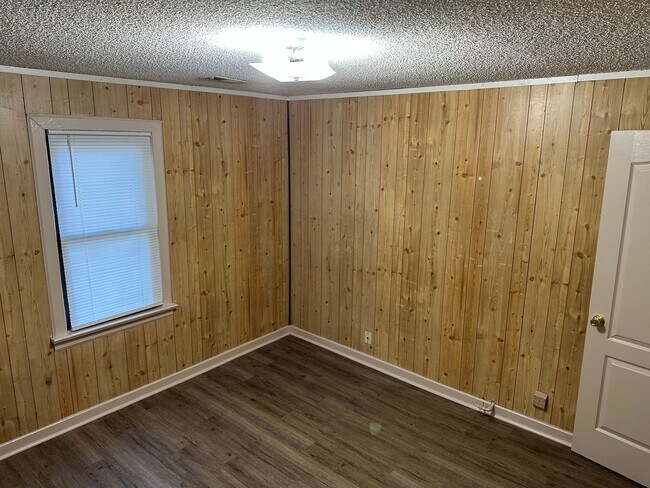 Building Photo - Available Now! 3-Bed, 1-Bath Home in Centr...