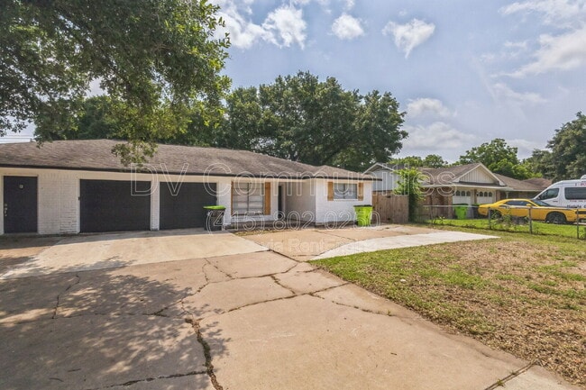 Building Photo - 2107 Lamar Dr