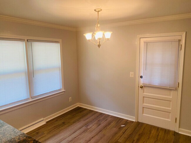 Building Photo - BEAUTIFULLY UPDATED - MINUTES TO SPOTSLYVA...