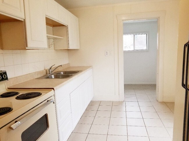 Building Photo - 1 br, 1 bath House - 121 6th Ave. W