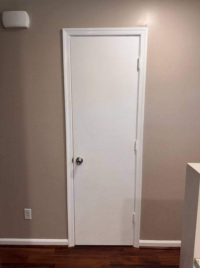 Building Photo - 2 Bedroom || 2 Bathroom - Single Level Tow...