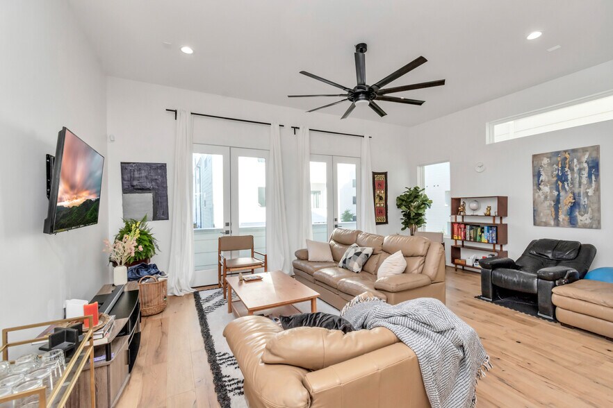 Living Room - 1815 Elite Dr