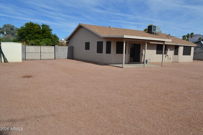 Building Photo - 445 E Osage Ave