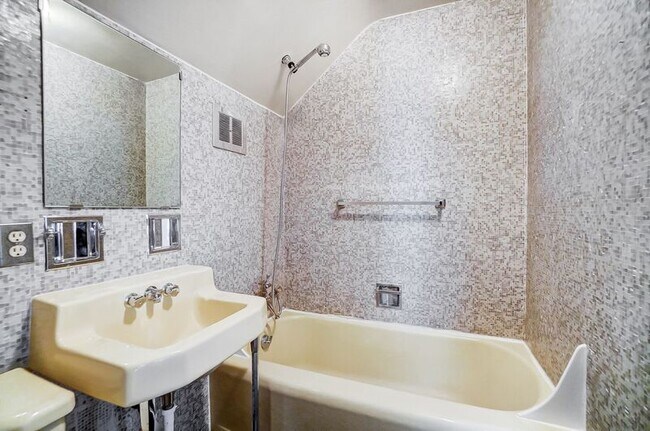 Building Photo - 2881 Observatory Ave