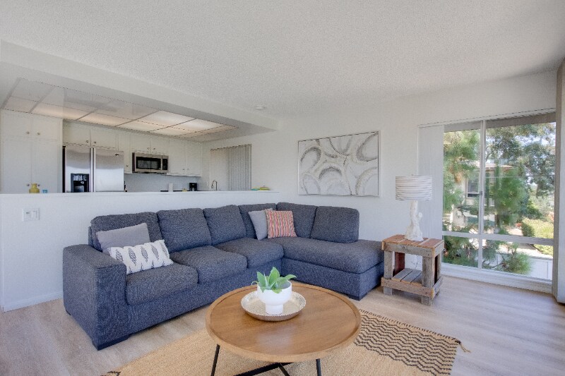 Building Photo - 8143 La Jolla Scenic Dr N