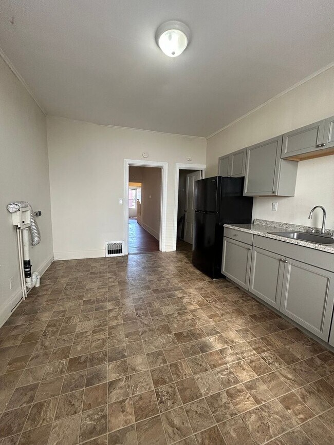 Building Photo - Spacious 3 bedroom uptown, Harrisburg