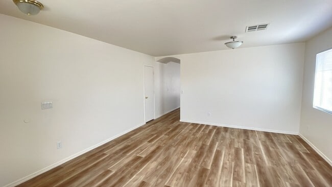 Building Photo - Charming 3 bedroom in Tolleson, new paint and flooring!!