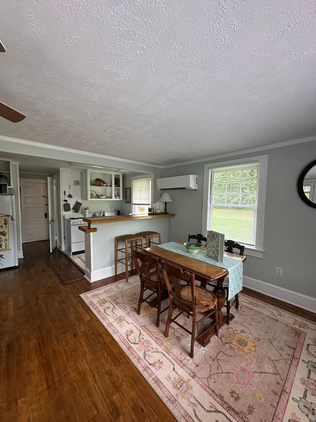 Building Photo - One Bedroom Garage Apartment in 5 Points!!