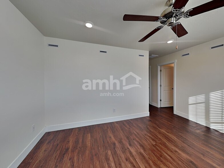 Building Photo - 1372 E Ludlow Dr