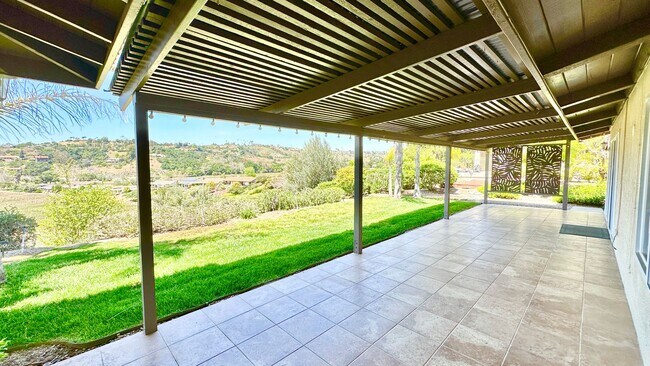 Building Photo - Lovely, Open Floor Plan, Single Story Located in the Desirable Live Oak Estates of Fallbrook!