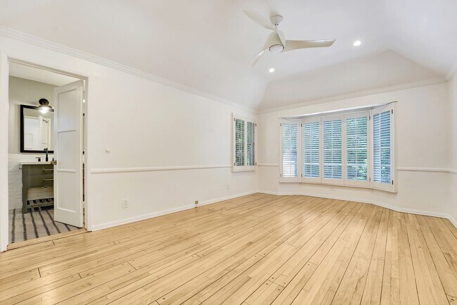 Building Photo - Charming Country English Home