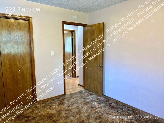 Building Photo - 223 Pineview-