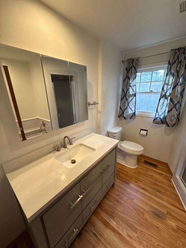 Building Photo - 610 Liberty St SE