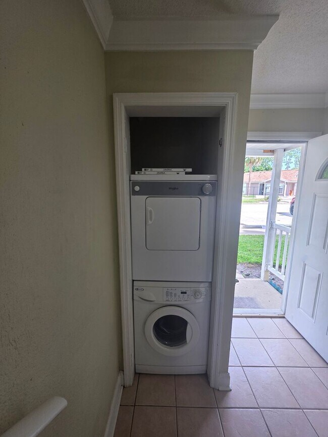 Building Photo - 2 bedroom 1/5 Bath Townhome in South Daytona