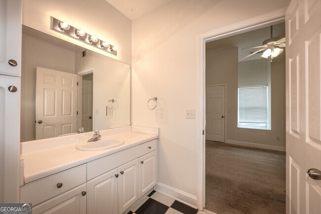 Building Photo - 37 Intown Pl