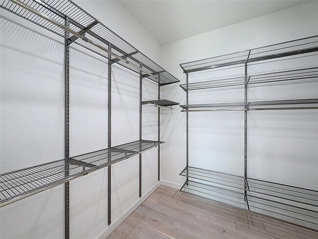 Building Photo - 1302 E Kay St