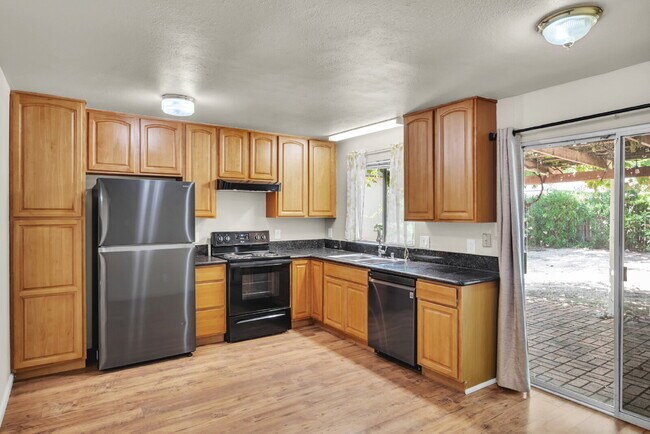 Building Photo - Move-In Ready 3BR/2BA Near UC Davis, Pets Welcome