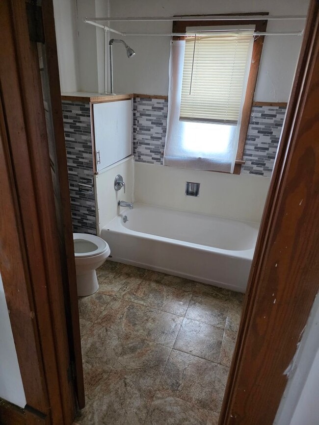 Building Photo - ? Move-In Ready 2 Bed | 1 Bath Home ?