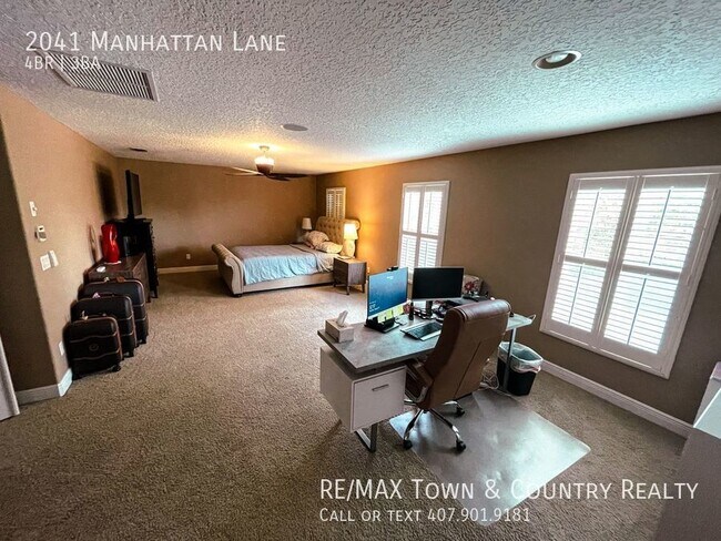 Building Photo - 2041 Manhattan Ln