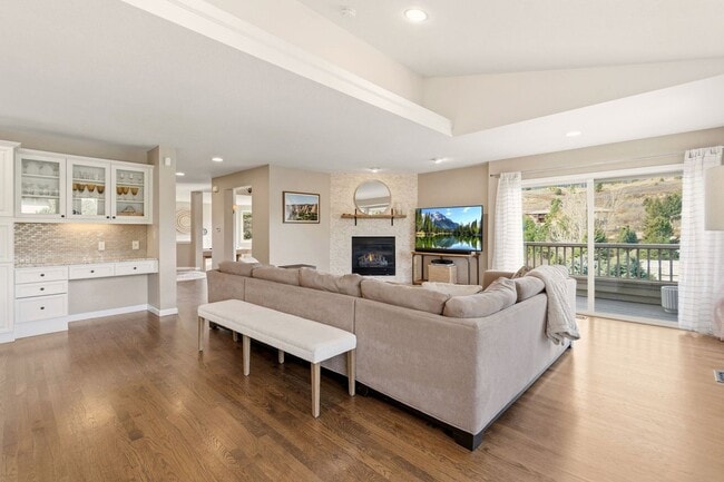 Building Photo - Stunning Fully Furnished Home in Roxborough Park!