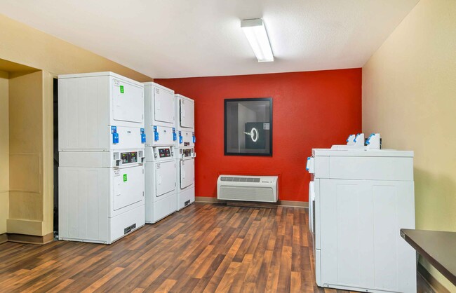 Building Photo - Furnished Studio-Tampa - North - USF-Attra...