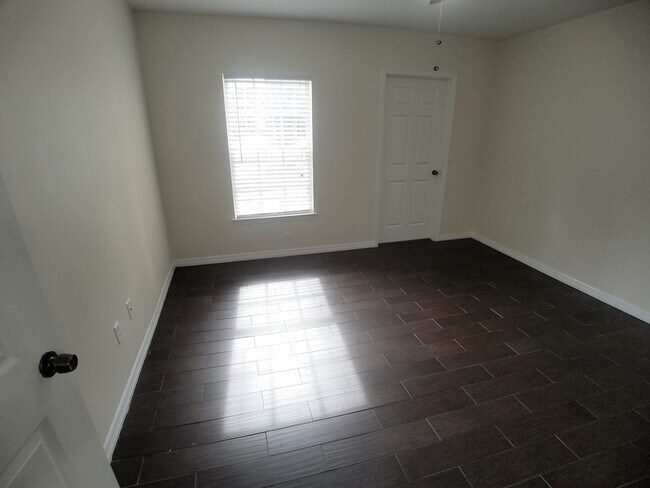 Building Photo - Stunning First Floor 2/2 Lake View  Condo ...