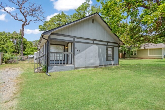 Building Photo - 929 Rice St