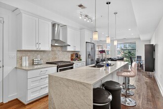 Building Photo - Sophisticated, Beautifully Furnished 2br/2...