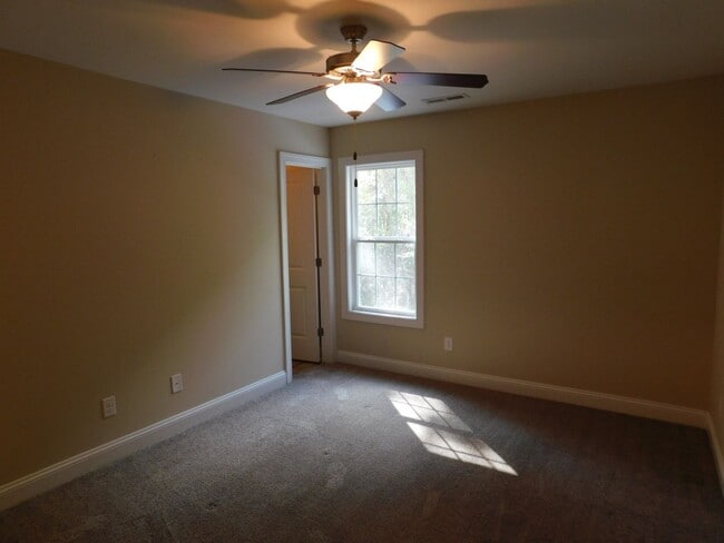 Building Photo - Like New Townhome!