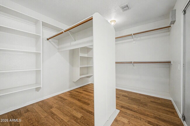 Building Photo - 1722 E Samuel Dr