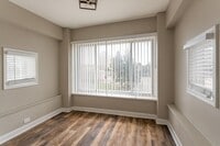 Building Photo - Historic Style, Modern Comforts, Prime Location