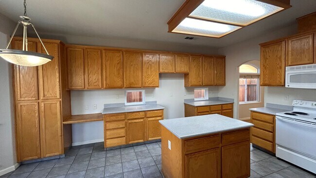 Building Photo - Just listed