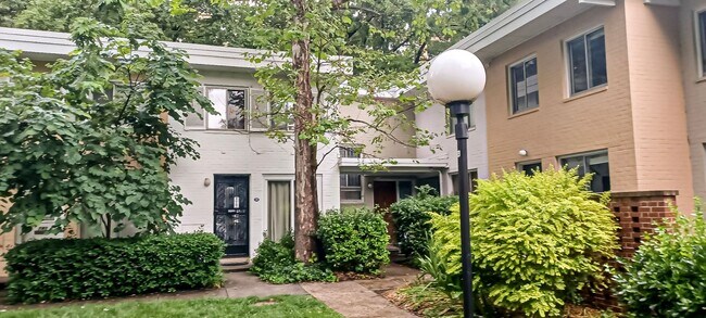 Building Photo - Sunlit 2 Bed 1 Bath, 3 Level Townhome in S...
