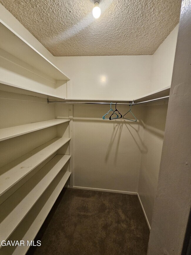 Building Photo - 615 Lakeview Dr