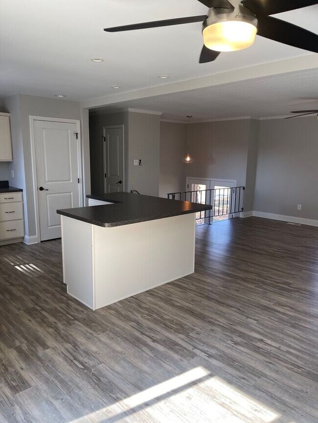 Building Photo - 4 Bedroom - 3 Bath Home with a 2 car garage in Farragut