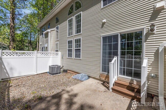 Building Photo - 302 Wellington Park Dr