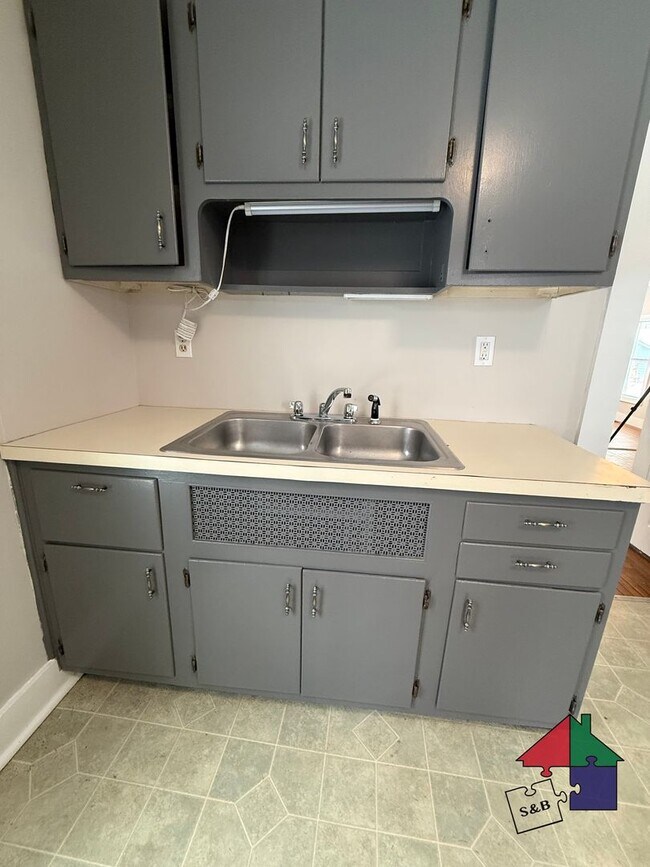 Building Photo - 32 Hall St